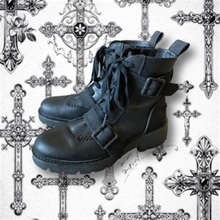Goth Uggs: The Fusion Of Comfort And Dark Aesthetics
